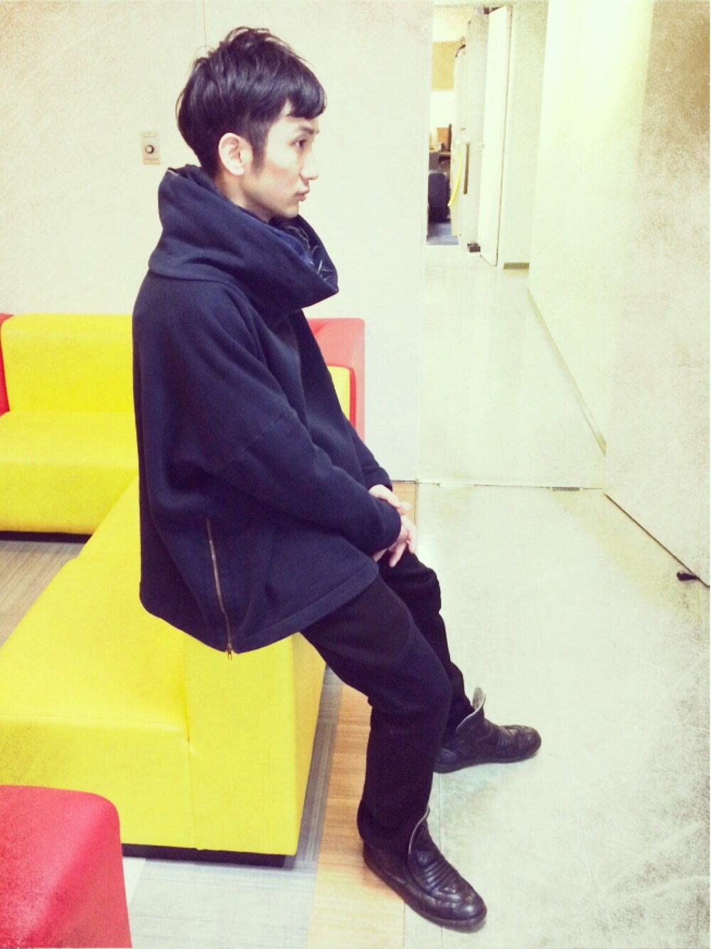 「スニーカー、モノトーン、Fugahum、モード、SUPERFINE、Martin Margiela、MARGIELA、NGK」｜「SUPER FINEのなんて言うんかわからへんこれ。（その他アウター、ブルー系）」を使った、桜井 雅斗(吉本新喜劇/FM大阪DJ)さん（メンズ・175cm）の春コーディネートの1枚目の写真