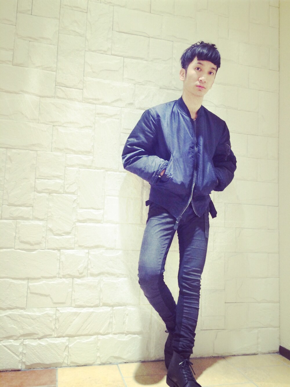 「MA-1、モノトーン、モード、PADRONE ×MIDWEST、スキニーデニム、SUPERFINE、alpha、ミリタリーMIX、osaka fashion、レギンスジーンズ」｜「ALPHAのアルファのデッドストックMA-1（ブルゾン、ブルー系）」を使った、桜井 雅斗(吉本新喜劇/FM大阪DJ)さん（メンズ・175cm）の春コーディネートの1枚目の写真