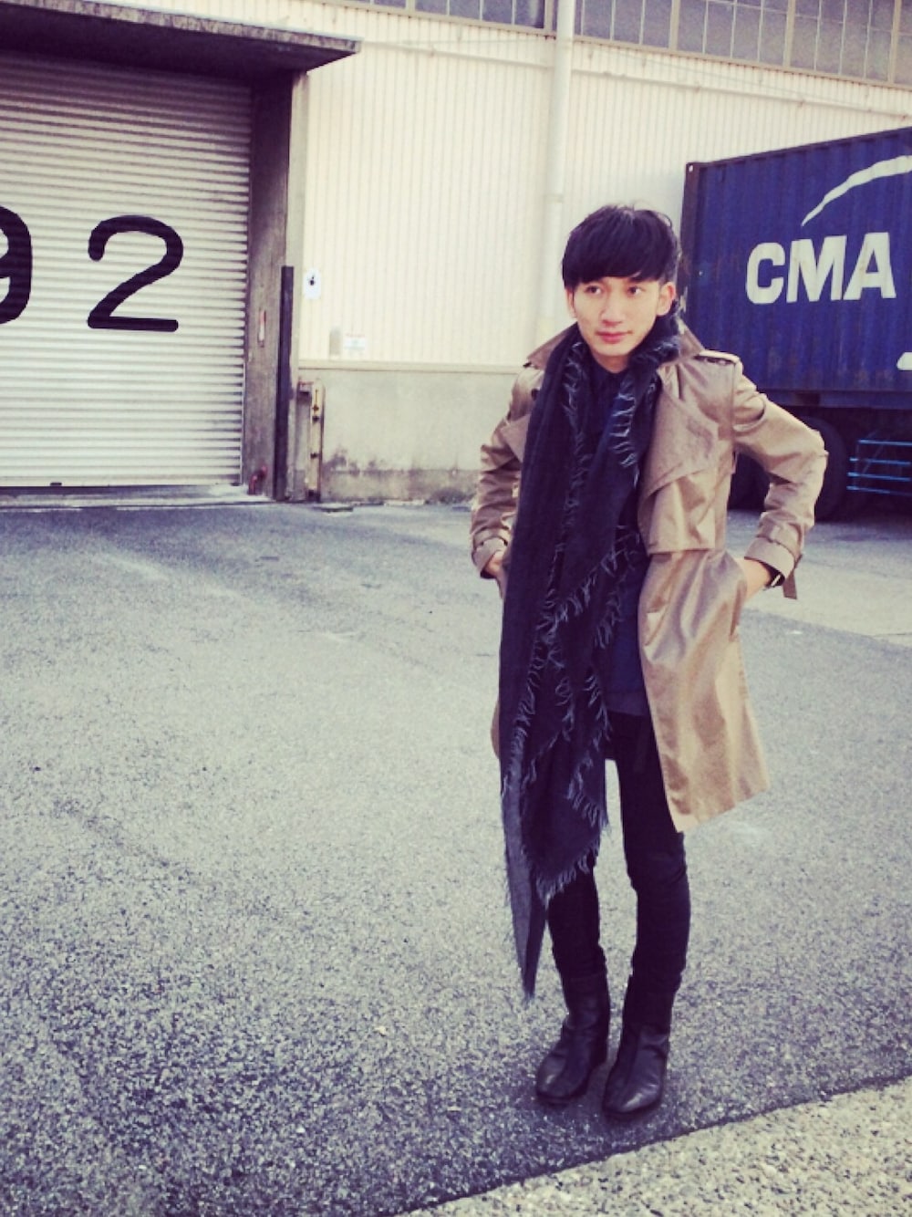 「トレンチコート、faliero sarti、GUCCI、wooyoungmi、スキニーデニム、ヒールブーツ、Martin Margiela、MARGIELA、黒スキニー」｜「woo young miのwoo young miトレンチ。（トレンチコート、ベージュ系）」を使った、桜井 雅斗(吉本新喜劇/FM大阪DJ)さん（メンズ・175cm）の春コーディネートの1枚目の写真