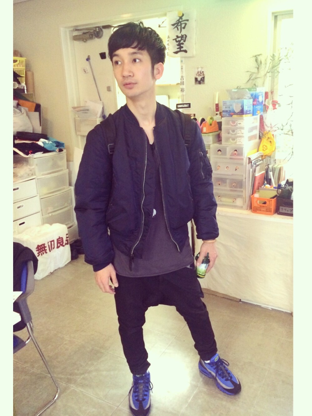 グレー系のTシャツ/カットソー、ブルー系のブルゾン、ブラック系のその他パンツを着用したメンズの春コーディネートの1枚目の写真