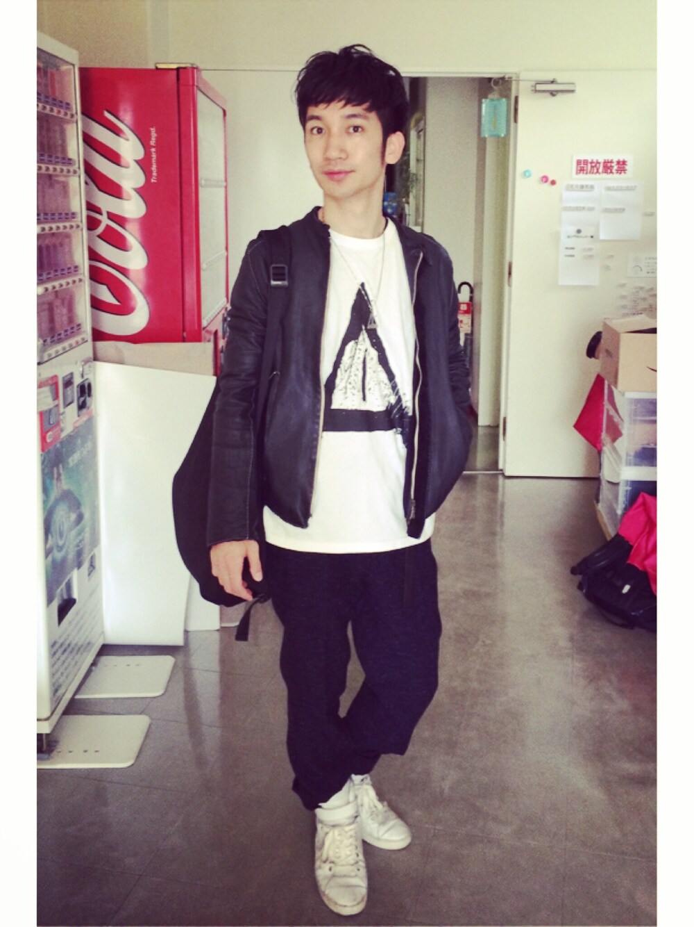 「sisii、バンT、ホワイトスニーカー、osaka fashion、our legacy、WEARBOOKエントリー」｜「Our LegacyのOUR LEGACYのスラックス。（その他パンツ、ブラック系）」を使った、桜井 雅斗(吉本新喜劇/FM大阪DJ)さん（メンズ・175cm）の春コーディネートの1枚目の写真