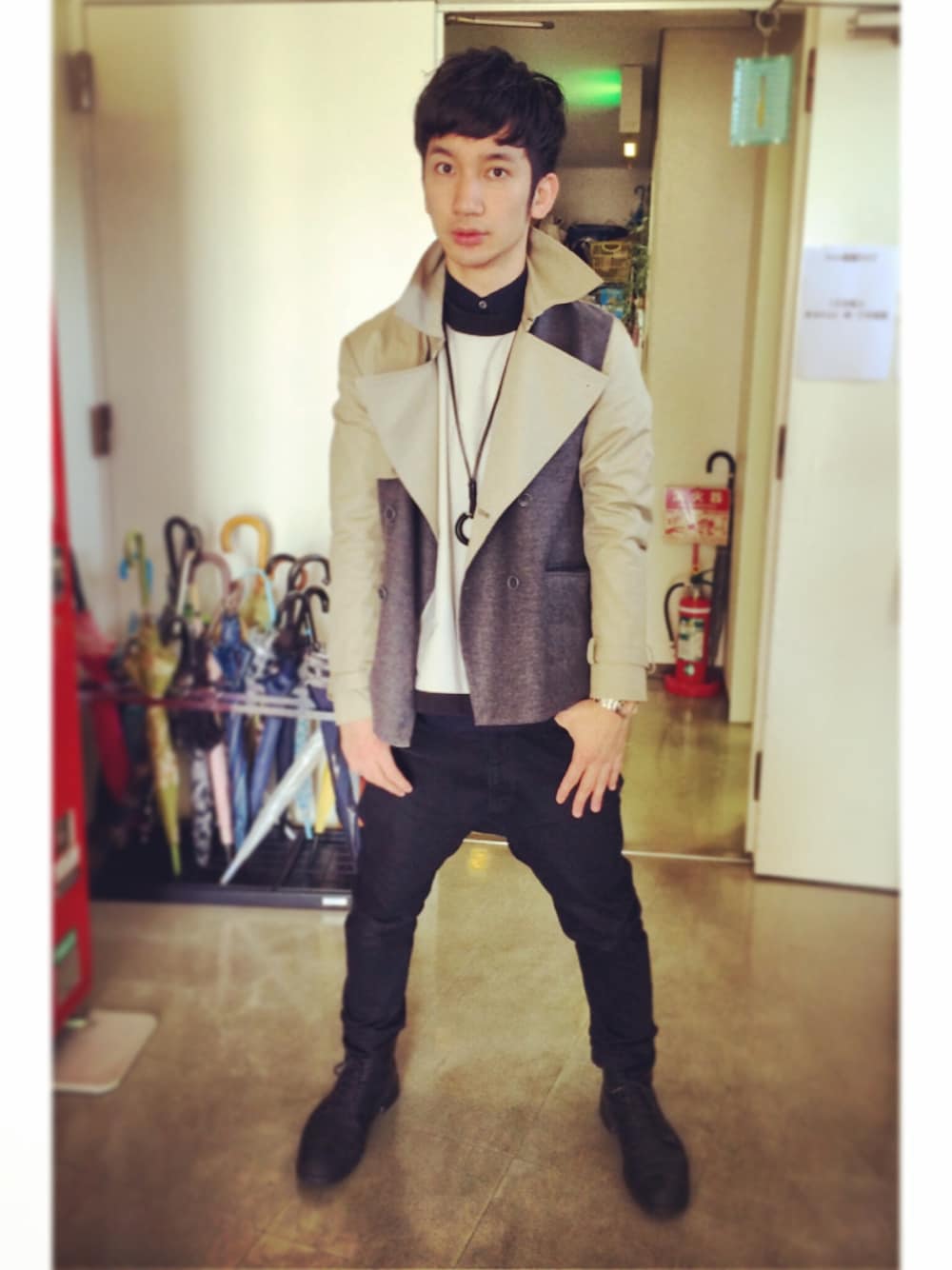 「LAD MUSICIAN、PADRONE、ETHOSENS、osaka fashion、slack tokyo、新喜劇」｜「ETHOSENSの切り替えショートトレンチ（トレンチコート、ベージュ系）」を使った、桜井 雅斗(吉本新喜劇/FM大阪DJ)さん（メンズ・175cm）の春コーディネートの1枚目の写真