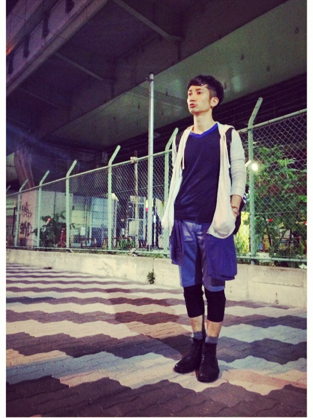 「カジュアル、sacai、レギンス、青、STUDIOUS、PADRONE、PADRONE ×MIDWEST、MARC JACOBS、sacai men's、グレーのパーカー」｜「SacaiのsacaiのVネック。（Tシャツ/カットソー、ブルー系）」を使った、桜井 雅斗(吉本新喜劇/FM大阪DJ)さん（メンズ・175cm）の夏コーディネートの1枚目の写真