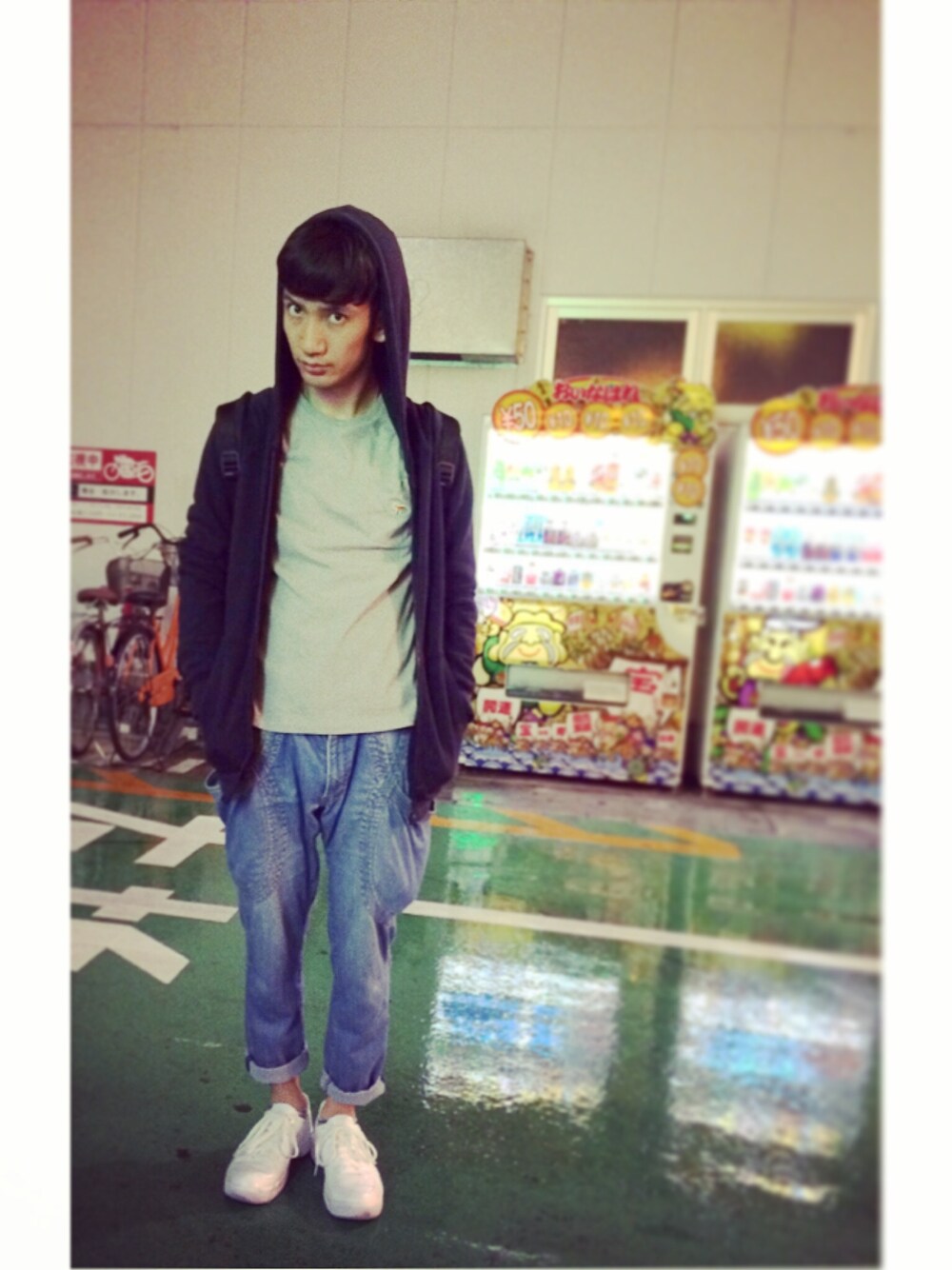 「NIKE、Tシャツ、サルエルパンツ、ツモリチサト、TSUMORI CHISATO、kitsune、Tシャツ×デニム、Nike air jordan、ロールアップ、白スニーカー」｜「Maison KitsuneのKITSUNEのクルーT。（Tシャツ/カットソー、グレー系）」を使った、桜井 雅斗(吉本新喜劇/FM大阪DJ)さん（メンズ・175cm）の夏コーディネートの1枚目の写真