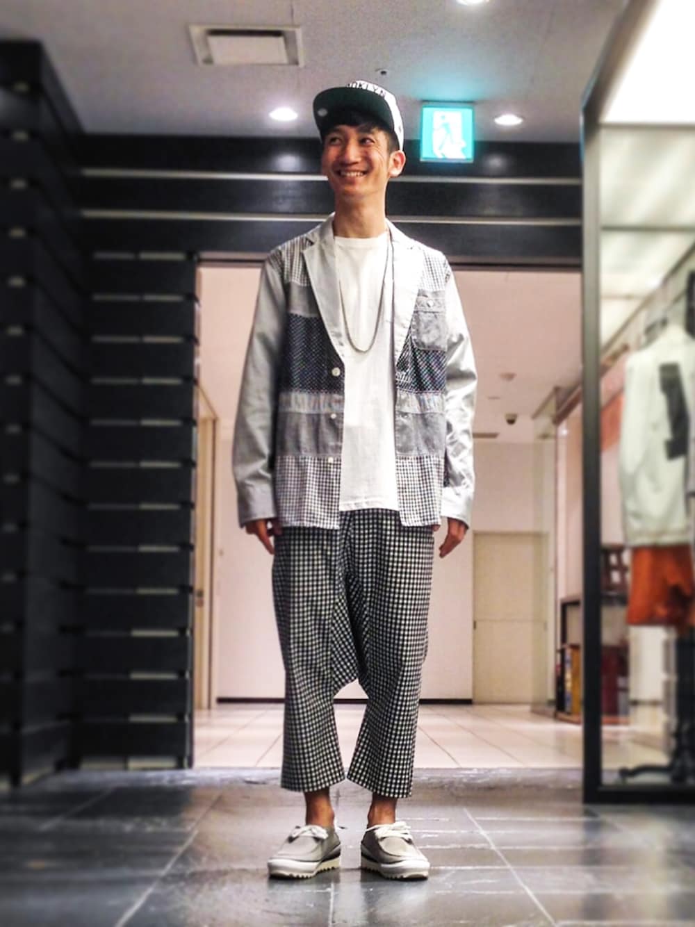 ブラック系のシャツ/ブラウス、ブラック系のその他パンツ、グレー系のスニーカーを着用したメンズの夏コーディネートの1枚目の写真
