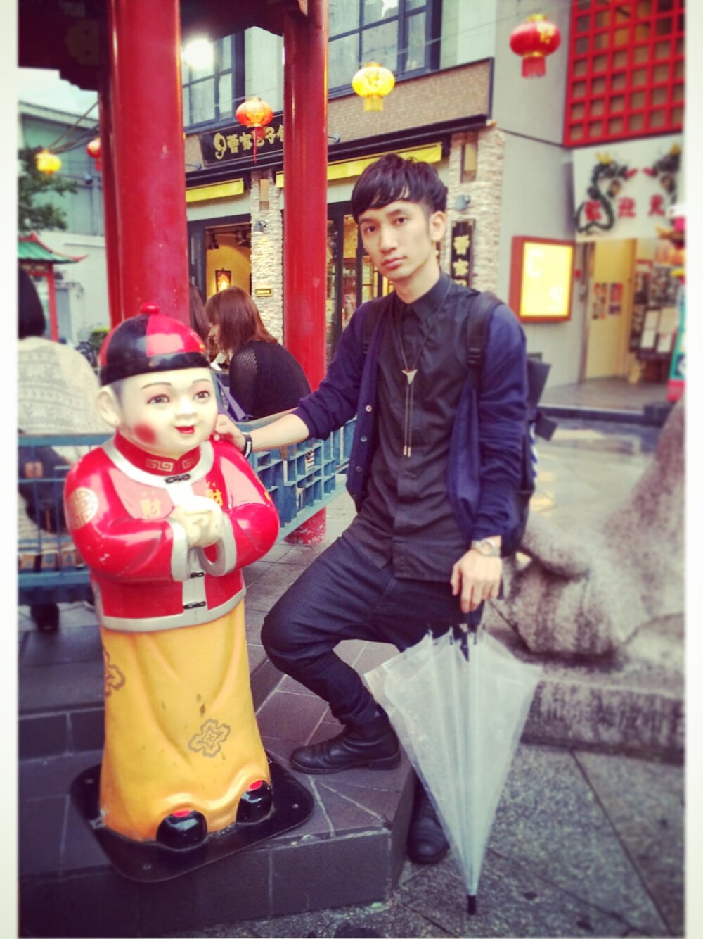 「サルエルパンツ、KRIS VAN ASSCHE、N4、LAD MUSICIAN、JOHN LAWRENCE SULLIVAN、青いカーディガン」｜「KRIS VAN ASSCHEのKRIS VAN ASSCHEの長丈シャツ（シャツ/ブラウス、ブラック系）」を使った、桜井 雅斗(吉本新喜劇/FM大阪DJ)さん（メンズ・175cm）の夏コーディネートの1枚目の写真