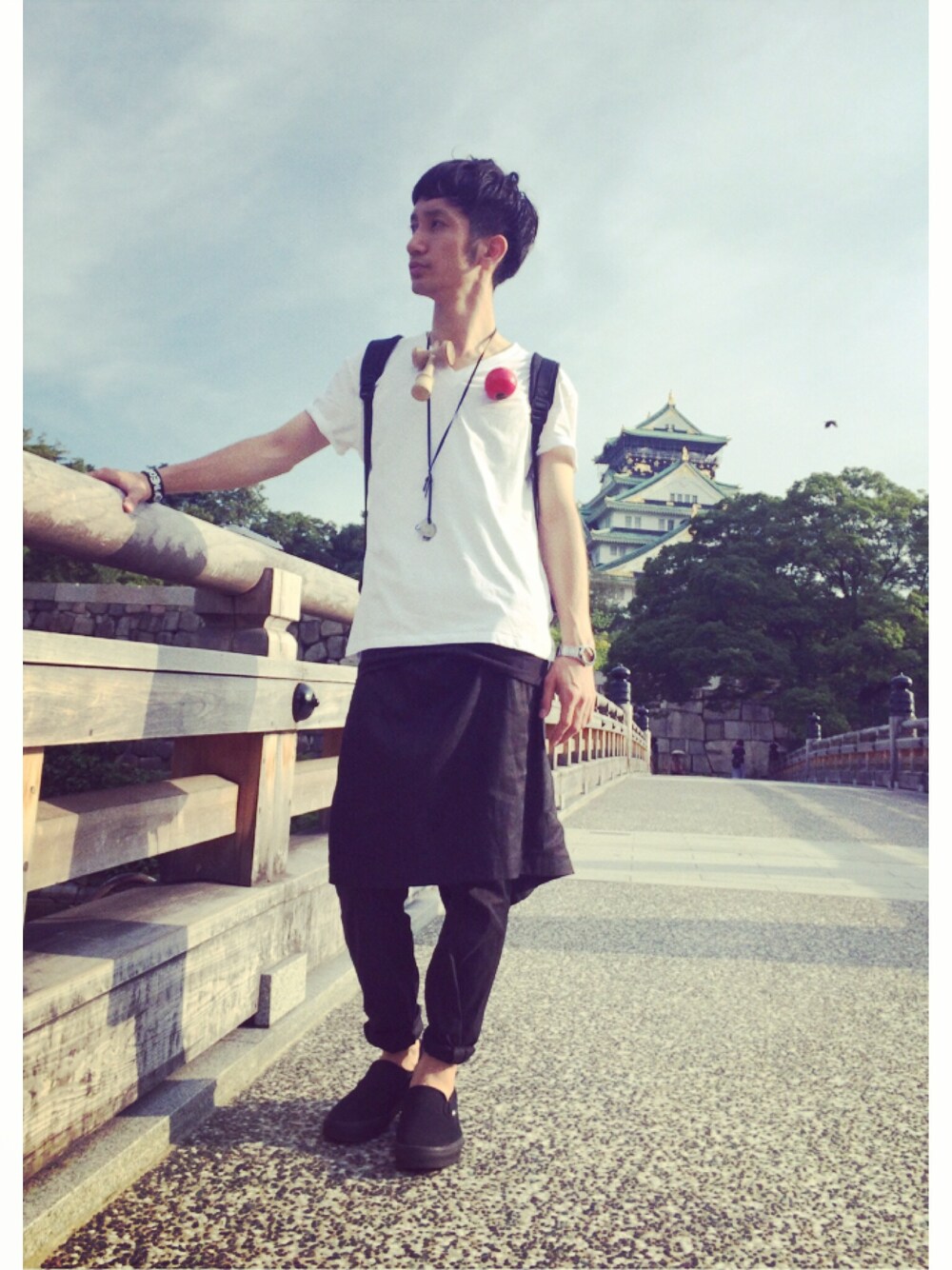 「VANS、Vネック、PRADA、yohjiyamamoto、スリッポン、Martin Margiela、Ann Demeulemeester、ロングTシャツ、無地T、ロールアップ」｜「PRADAのPRADAのVネック（Tシャツ/カットソー、ホワイト系）」を使った、桜井 雅斗(吉本新喜劇/FM大阪DJ)さん（メンズ・175cm）の夏コーディネートの1枚目の写真