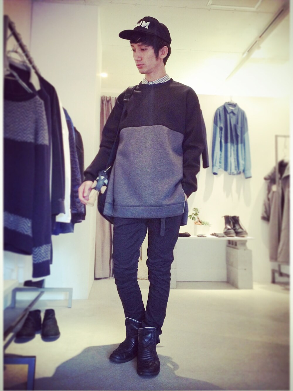 「ギンガムチェックシャツ、liberum arbitrium、スウェット、ALUVOUS、Martin Margiela、ハイカットスニーカー、けん玉、krom、licht bestreben」｜「liberum arbitriumのアルビトリウムのスウェット（スウェット、その他）」を使った、桜井 雅斗(吉本新喜劇/FM大阪DJ)さん（メンズ・175cm）の秋コーディネートの1枚目の写真