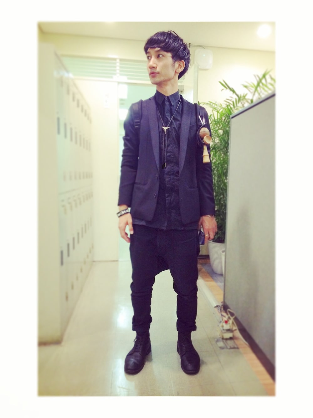 「サルエルパンツ、ato、PADRONE、LAD MUSICIAN、KRIS VAN ASSCHE、JOHN LAWRENCE SULLIVAN、オールブラック、ループタイ、けん玉、krom」｜「KRIS VAN ASSCHEのKRIS VAN ASSCHEの長丈シャツ（シャツ/ブラウス、ブラック系）」を使った、桜井 雅斗(吉本新喜劇/FM大阪DJ)さん（メンズ・175cm）の秋コーディネートの1枚目の写真
