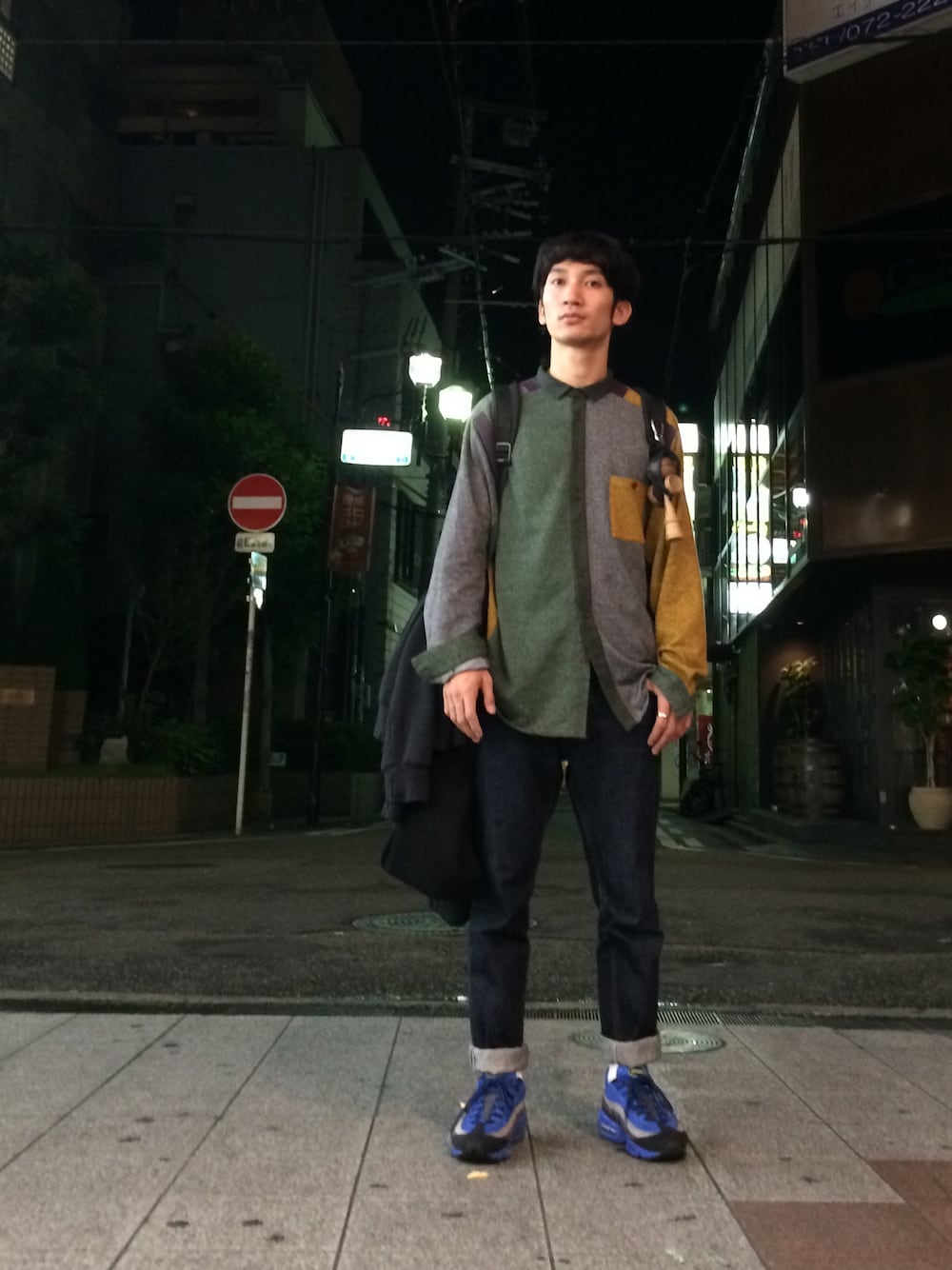 「HENRIK VIBSKOV、総柄トップス、NIKE、AIR MAX、wooyoungmi、けん玉、krom、インディゴデニム」｜「Henrik Vibskovのヘンリックの柄柄のシャツ（シャツ/ブラウス、その他）」を使った、桜井 雅斗(吉本新喜劇/FM大阪DJ)さん（メンズ・175cm）の秋コーディネートの1枚目の写真