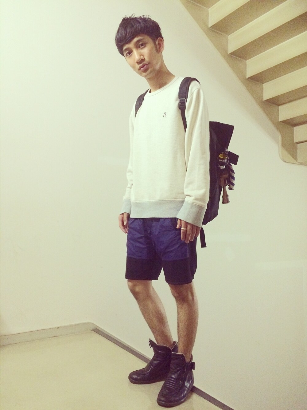 「白、黒、ハイカットスニーカー、Maison Martin Margiela、ACNE、スウェット」｜「Acne Studiosのアイテム（スウェット、ベージュ系）」を使った、桜井 雅斗(吉本新喜劇/FM大阪DJ)さん（メンズ・175cm）の夏コーディネートの1枚目の写真