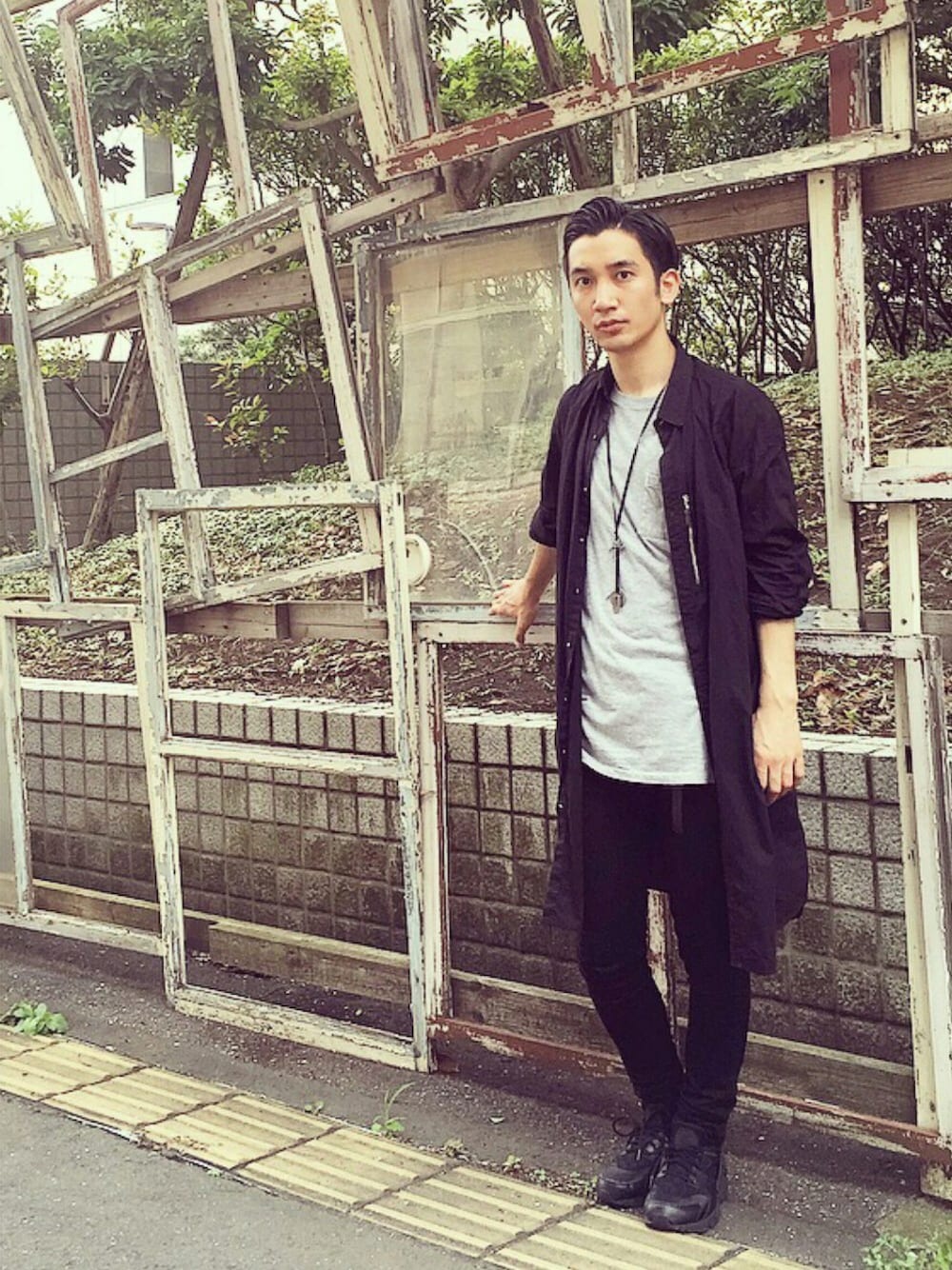 ブラック系のシャツ/ブラウス、グレー系のTシャツ/カットソー、ブラック系のデニムパンツを着用したメンズの夏コーディネートの1枚目の写真