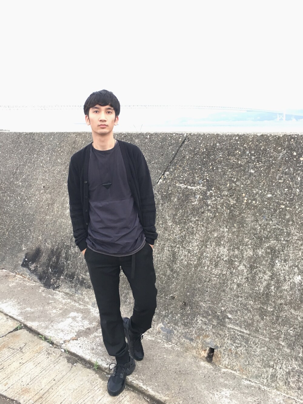 「ゆるコーデ、ROBERTO COLLINA、カーディガン、STEPHAN SCHNEIDER、liberum arbitrium、NIKE、モノトーン、BLESS、TOGA」｜「ROBERTO COLLINAのアイテム（カーディガン/ボレロ、ブラック系）」を使った、桜井 雅斗(吉本新喜劇/FM大阪DJ)さん（メンズ・175cm）の夏コーディネートの1枚目の写真
