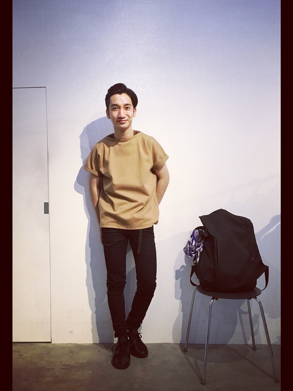 「RAINMAKER、RAINMAKERKYOTO、UNIQLO、スキニーデニム、モノトーン、NIKE」｜「RAINMAKERのアイテム（Tシャツ/カットソー、ブラウン系）」を使った、桜井 雅斗(吉本新喜劇/FM大阪DJ)さん（メンズ・175cm）の夏コーディネートの1枚目の写真