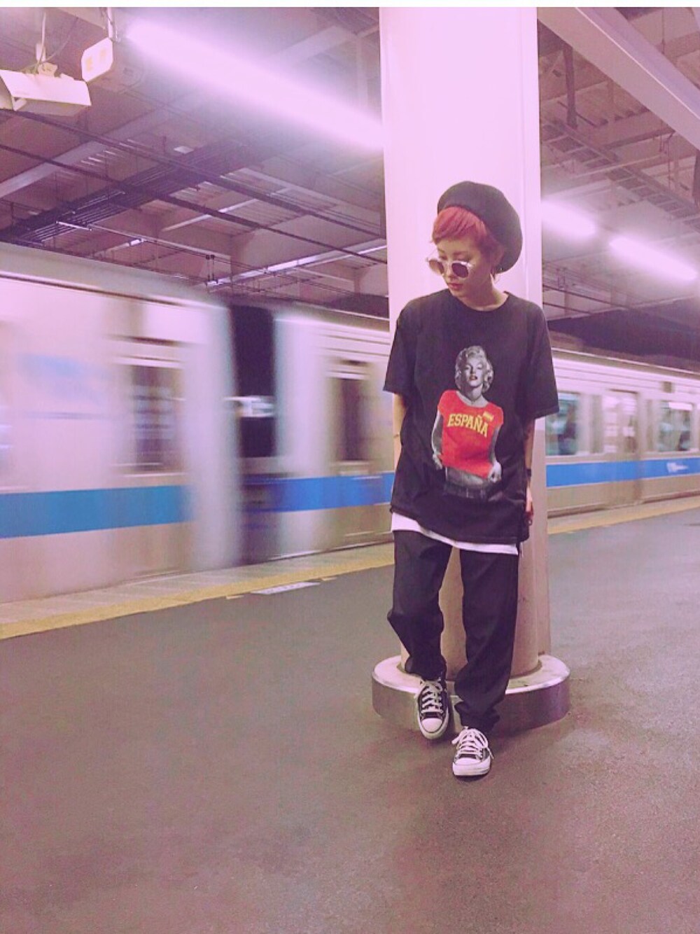 ブラック系のTシャツ/カットソー、ホワイト系のタンクトップ、ブラック系のパンツを着用したレディースの夏コーディネートの1枚目の写真