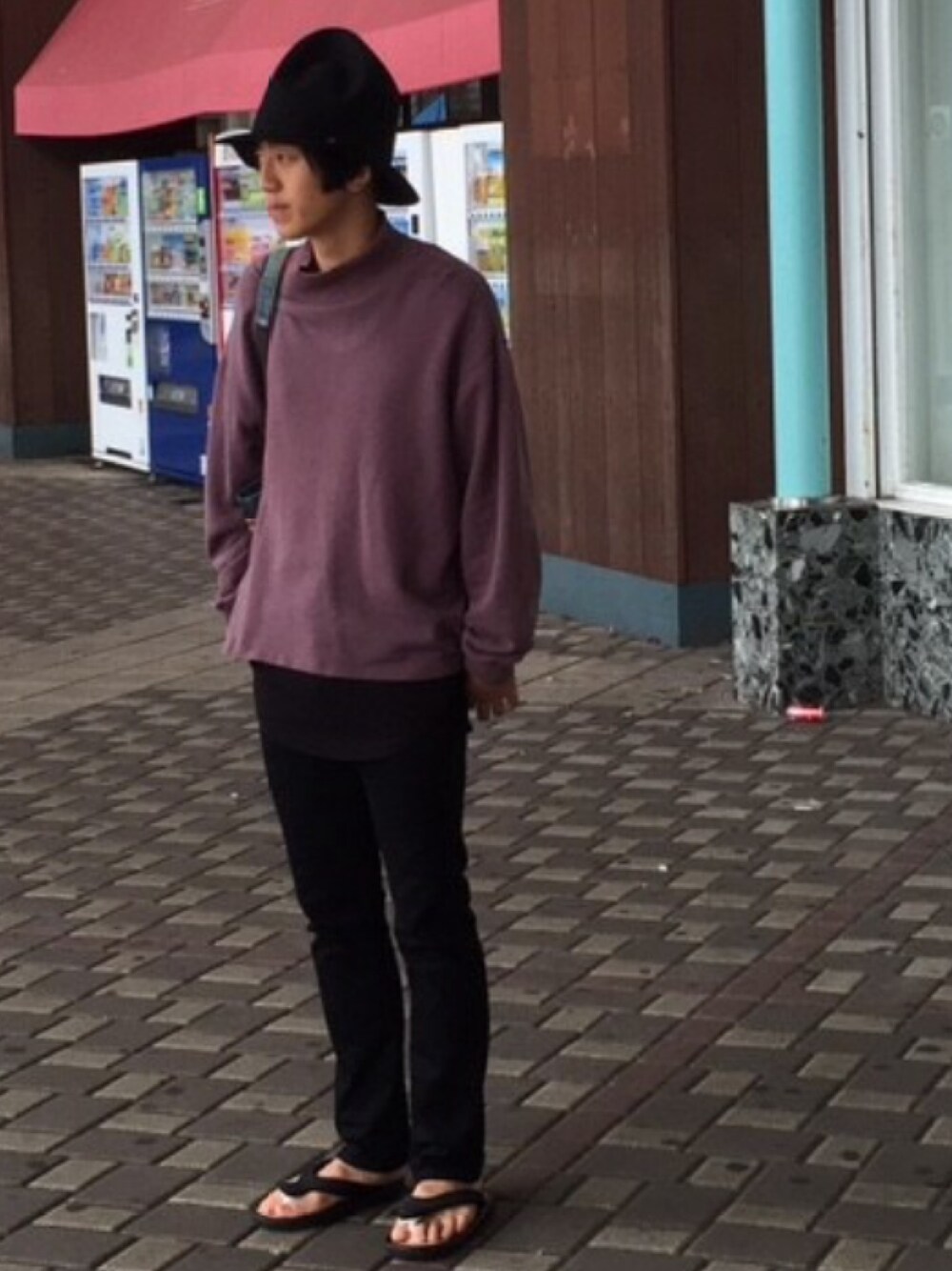 ブラウン系のスウェット、ブラック系のサンダル、ブラック系のハットを着用したメンズの秋コーディネートの1枚目の写真