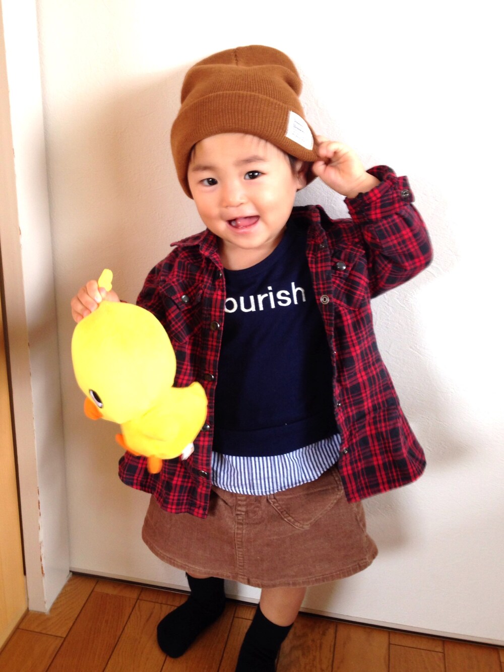 レッド系のシャツ/ブラウス、ブルー系のTシャツ/カットソー、ブラウン系のスカートを着用したキッズの秋コーディネートの1枚目の写真