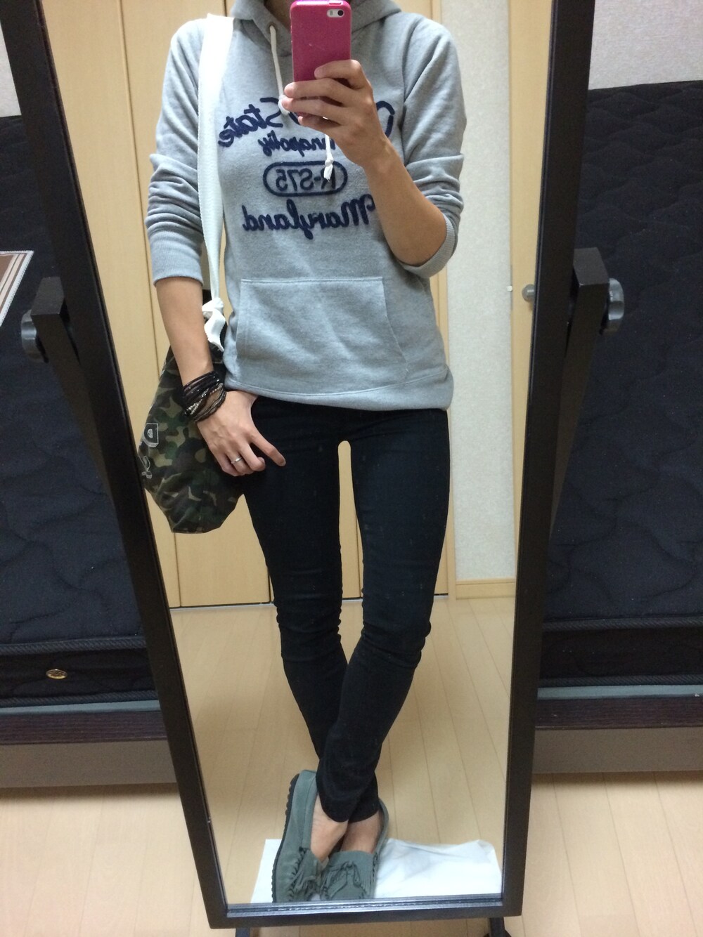 グレー系のスウェット、ブラック系のその他パンツ、グレー系のモカシン/デッキシューズを着用したレディースの秋コーディネートの1枚目の写真