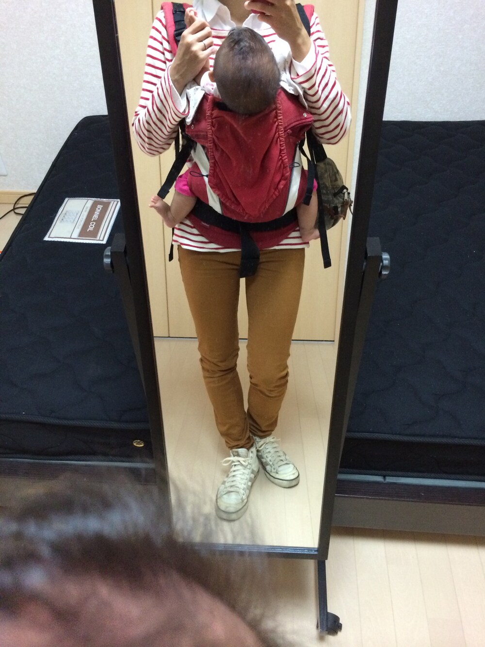 ホワイト系のシャツ/ブラウス、レッド系のTシャツ/カットソー、ブラウン系のその他パンツを着用したレディースの秋コーディネートの1枚目の写真