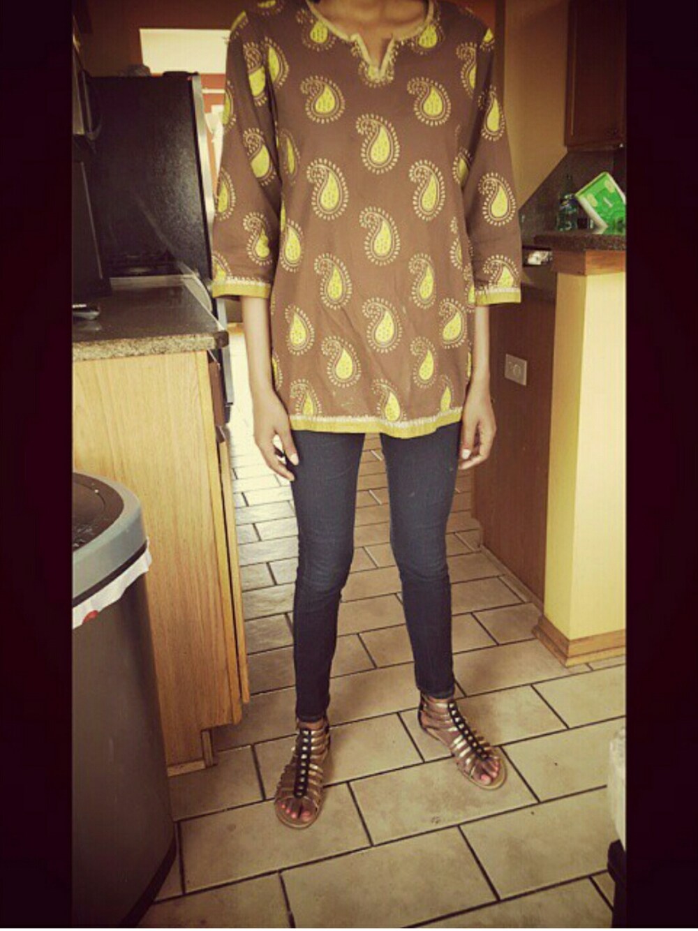 ブラウン系のその他トップスを着用したレディースの秋コーディネートの1枚目の写真