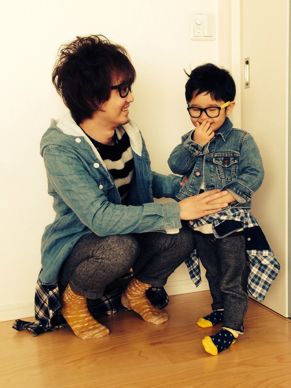 「EDWINのアイテム（デニムジャケット、ブルー系）」を使った、HAM&HAIさん（メンズ・100cm）の冬コーディネートの1枚目の写真