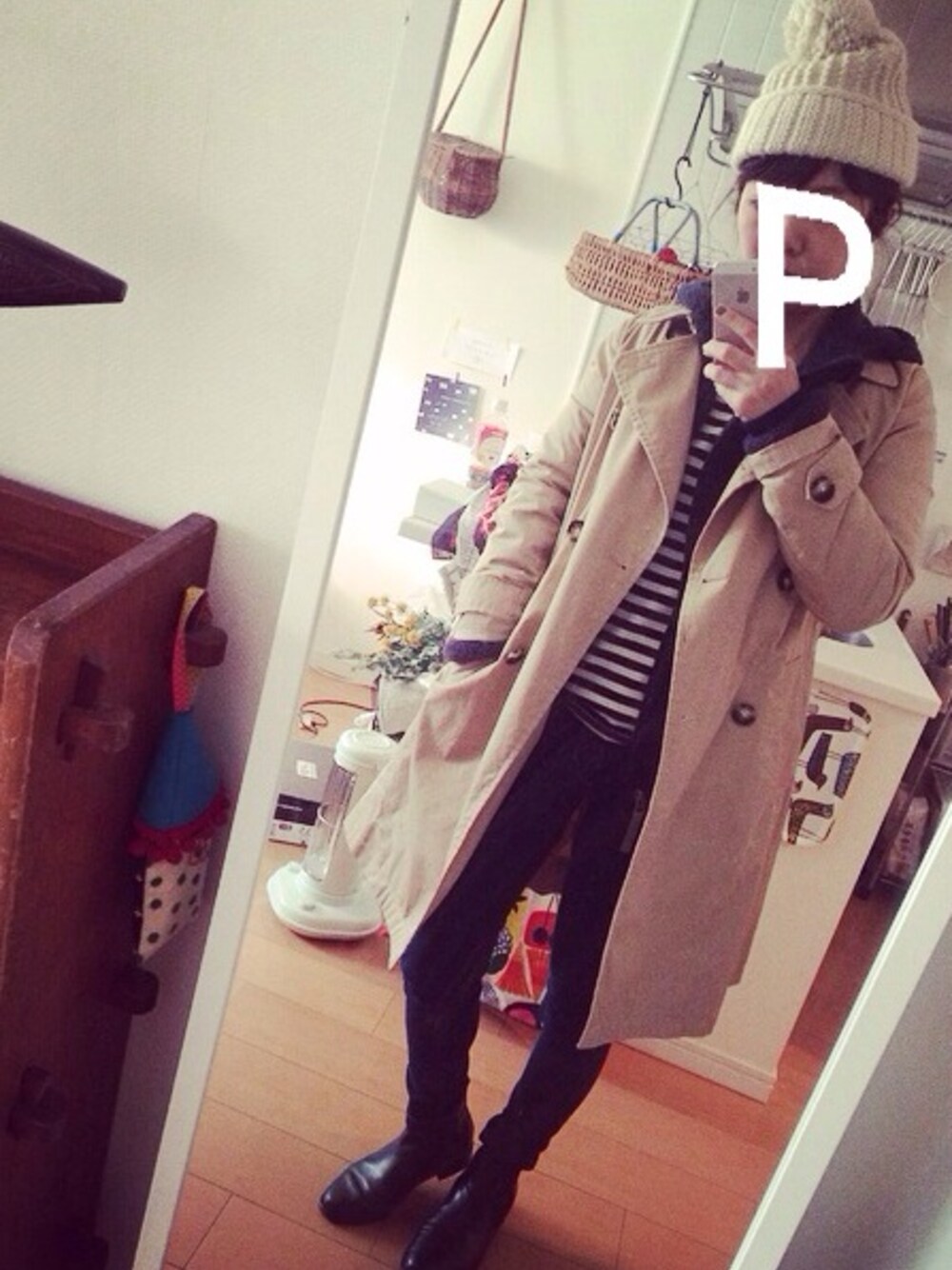 ブラック系のTシャツ/カットソー、ブルー系のデニムパンツ、ブルー系のパーカーを着用したレディースの冬コーディネートの1枚目の写真