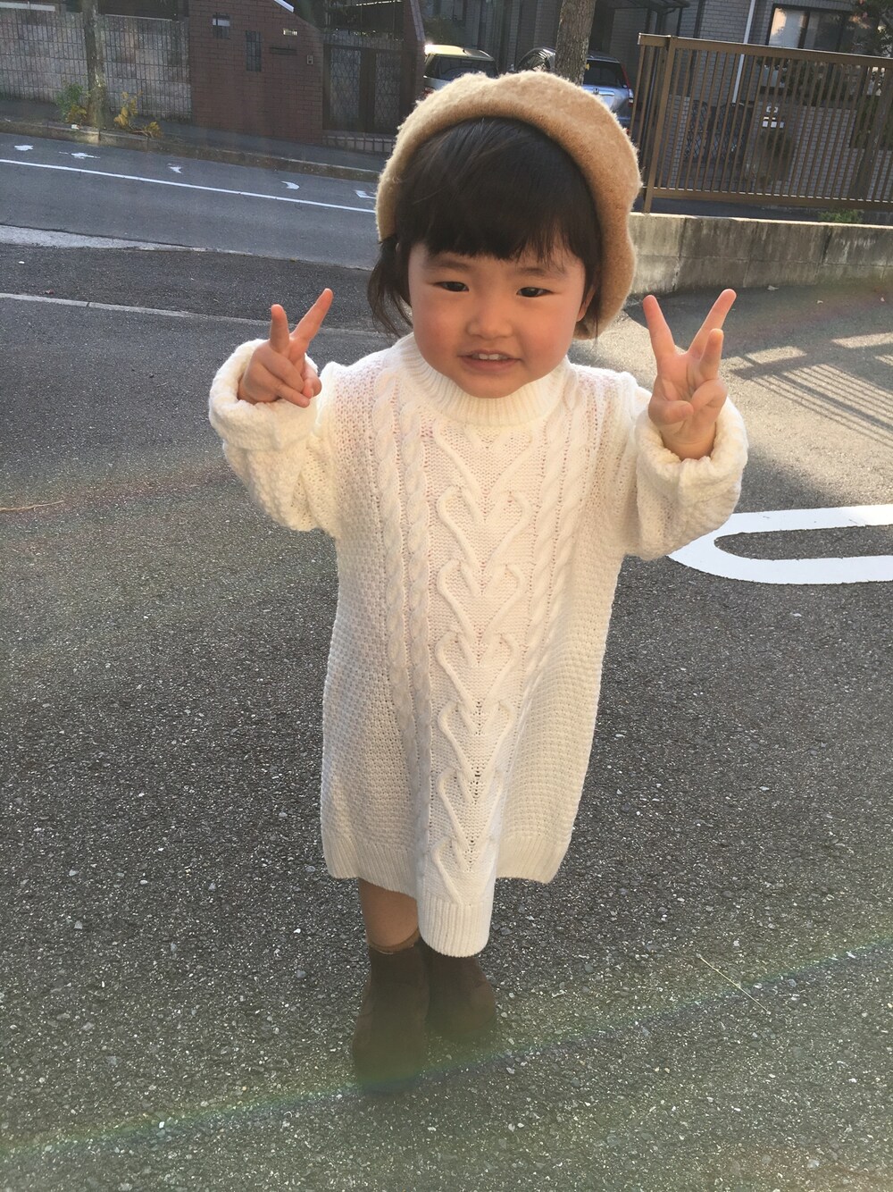 ホワイト系のワンピースを着用したキッズの秋コーディネートの1枚目の写真