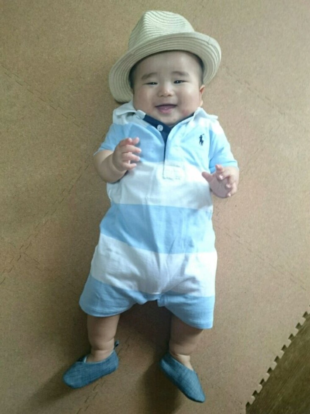 「ベビー、ボーダー、ストローハット、ベビーシューズ、男の子、男の子コーデ、夏コーデ」｜「RALPH LAURENのベビー/ショートオール（ロンパース、ブルー系）」を使った、おーすけさん（キッズ・70cm）の春コーディネートの1枚目の写真