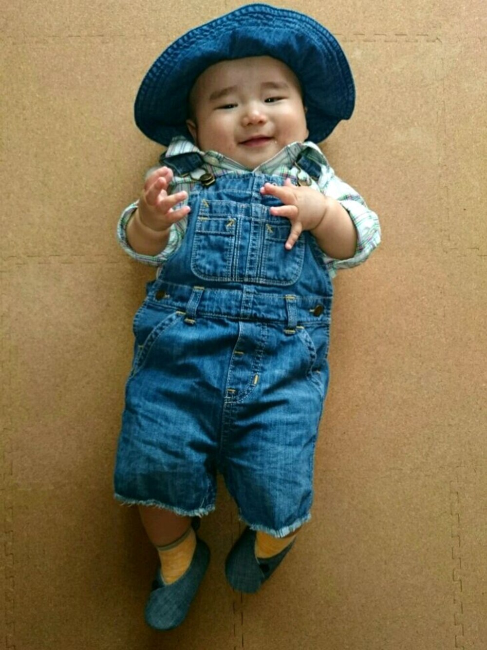 「ベビー、キッズコーデ、男の子、オーバーオール、デニム、チェックシャツ、ベビーシューズ、男の子コーデ」｜「babyGAPのベビー/ハット（ハット、ブルー系）」を使った、おーすけさん（キッズ・70cm）の春コーディネートの1枚目の写真