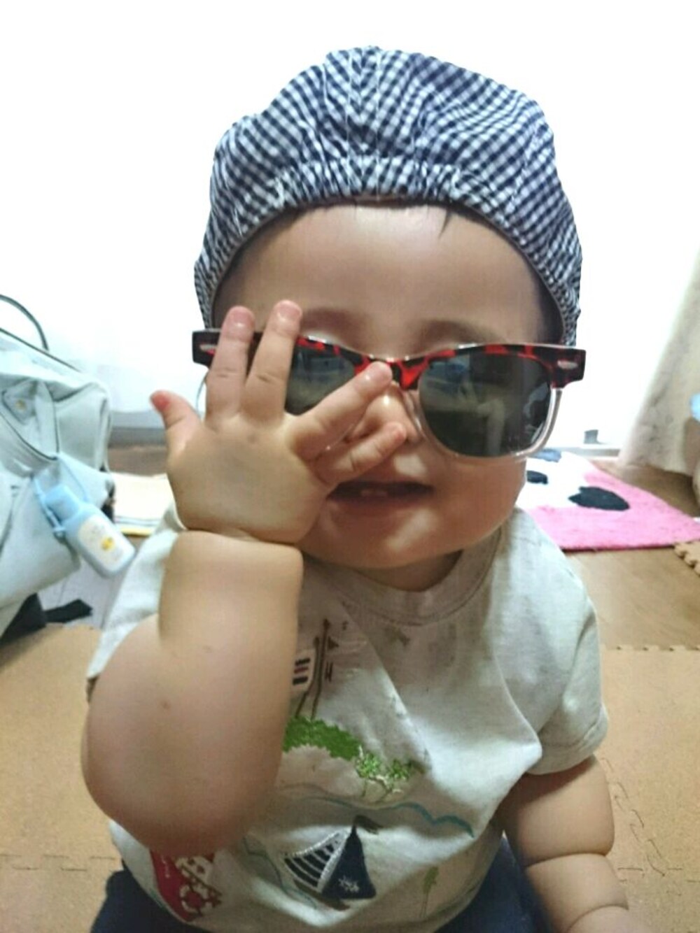 「ドラフトGAP、夏、ベビーコーデ、おとこのこ、GAP、ハンチング、サングラス、ギンガムチェック、男の子コーデ、ベビー」｜「babyGAPのベビー/ハンチング（ハンチング/ベレー帽、ブルー系）」を使った、おーすけさん（キッズ・70cm）の夏コーディネートの1枚目の写真
