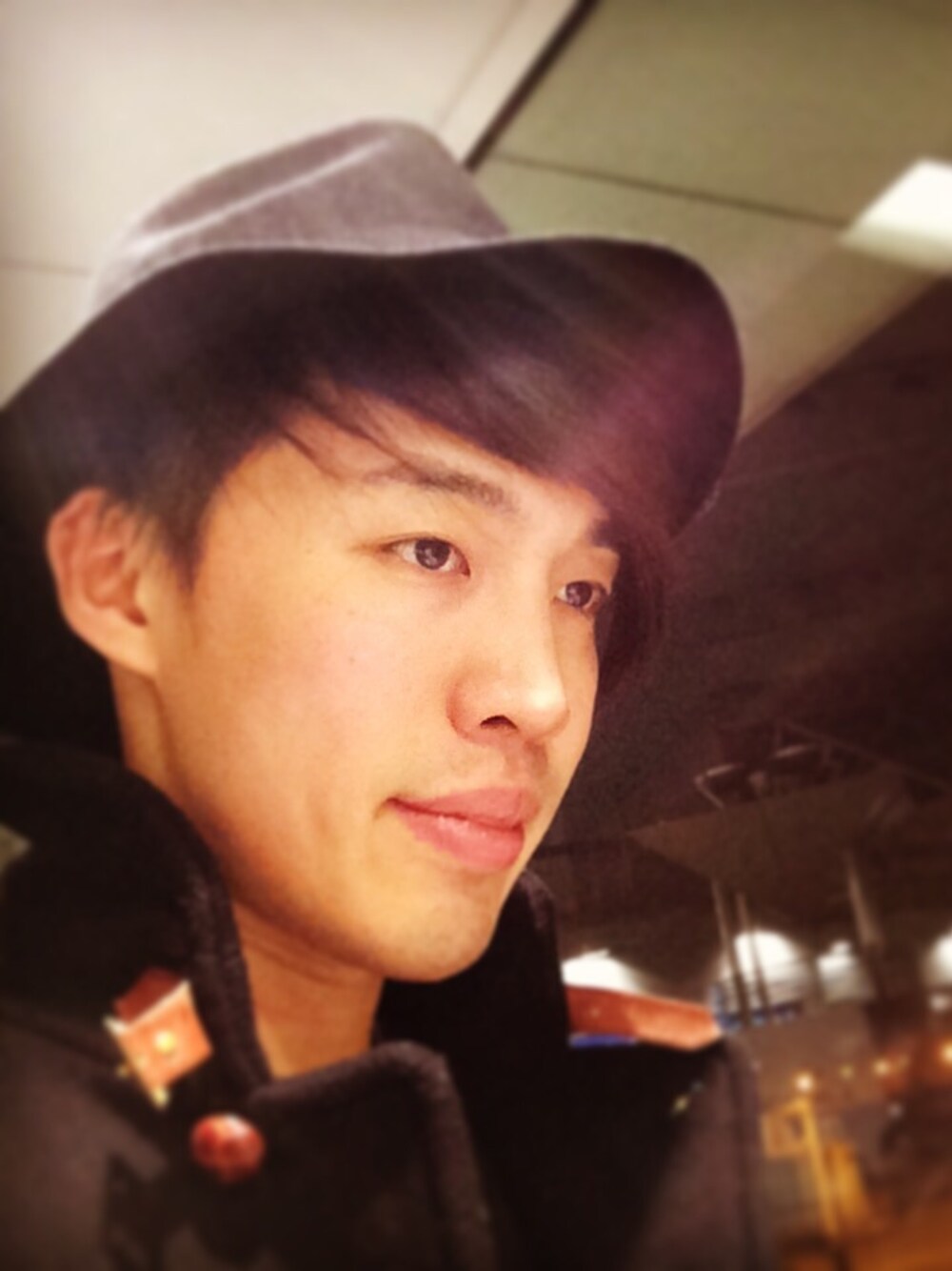「black、hk、hat」｜「I.Tのアイテム（ハット、ブラック系）」を使った、Yik Tung Cheungさん（メンズ・180cm）の冬コーディネートの1枚目の写真