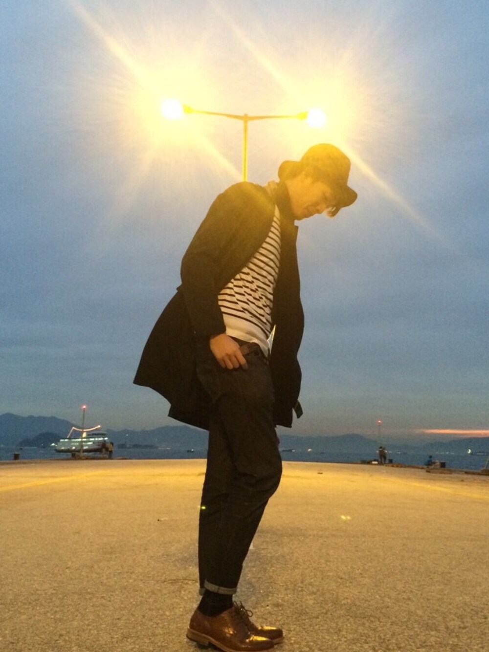 「Merry Christmas、green、men、SEA」｜「GLOBAL WORKのアイテム（Tシャツ/カットソー、その他）」を使った、Yik Tung Cheungさん（メンズ・180cm）の冬コーディネートの1枚目の写真