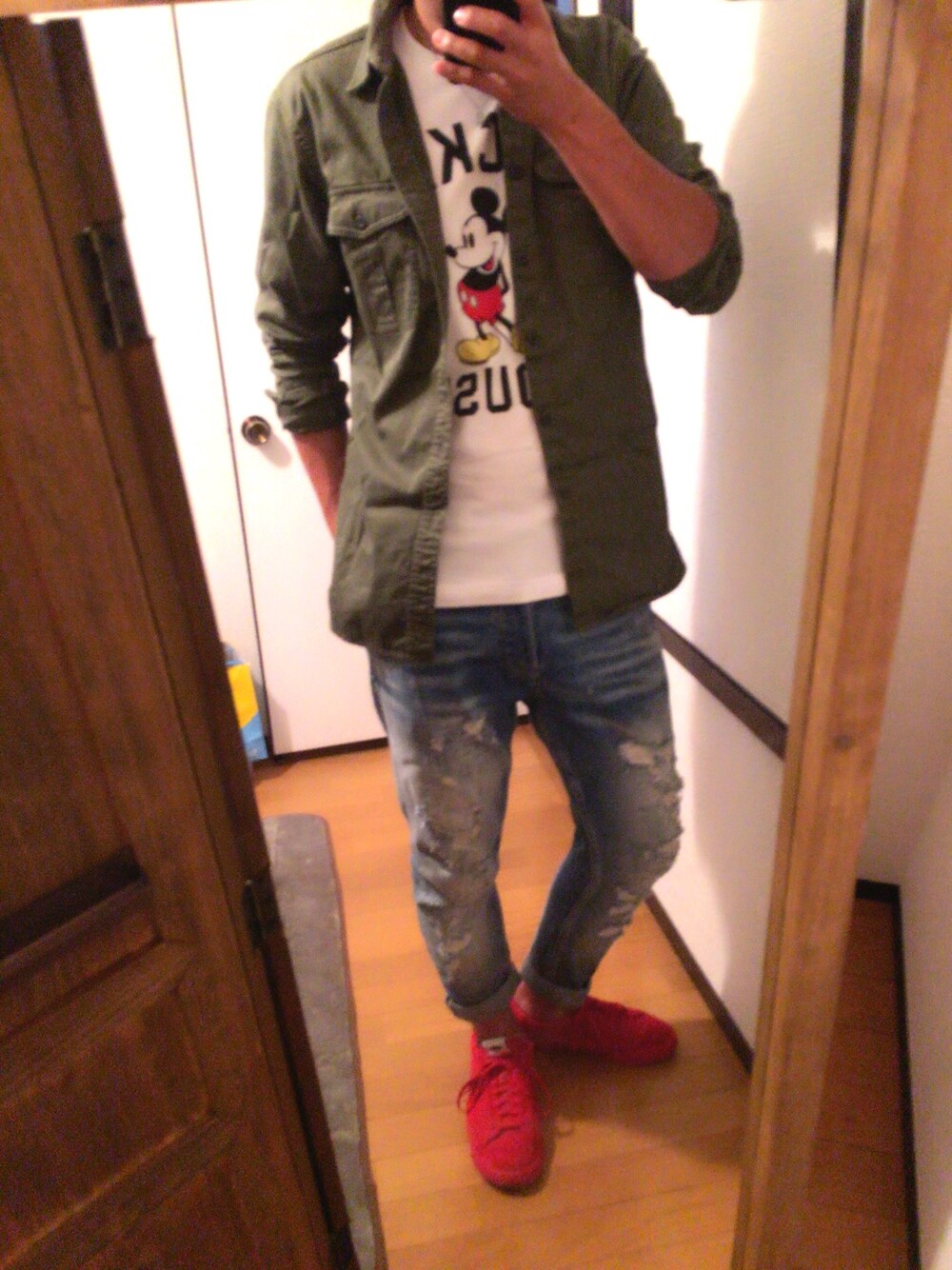 「ZARA、UNIQLO、ナイキ、ダメージデニムパンツ、さし色、ラフ、夏」｜「UNIQLOの着回し効くし重宝‼️SALE中に即買いw（シャツ/ブラウス、グリーン系）」を使った、masAさん（メンズ・168cm）の春コーディネートの1枚目の写真