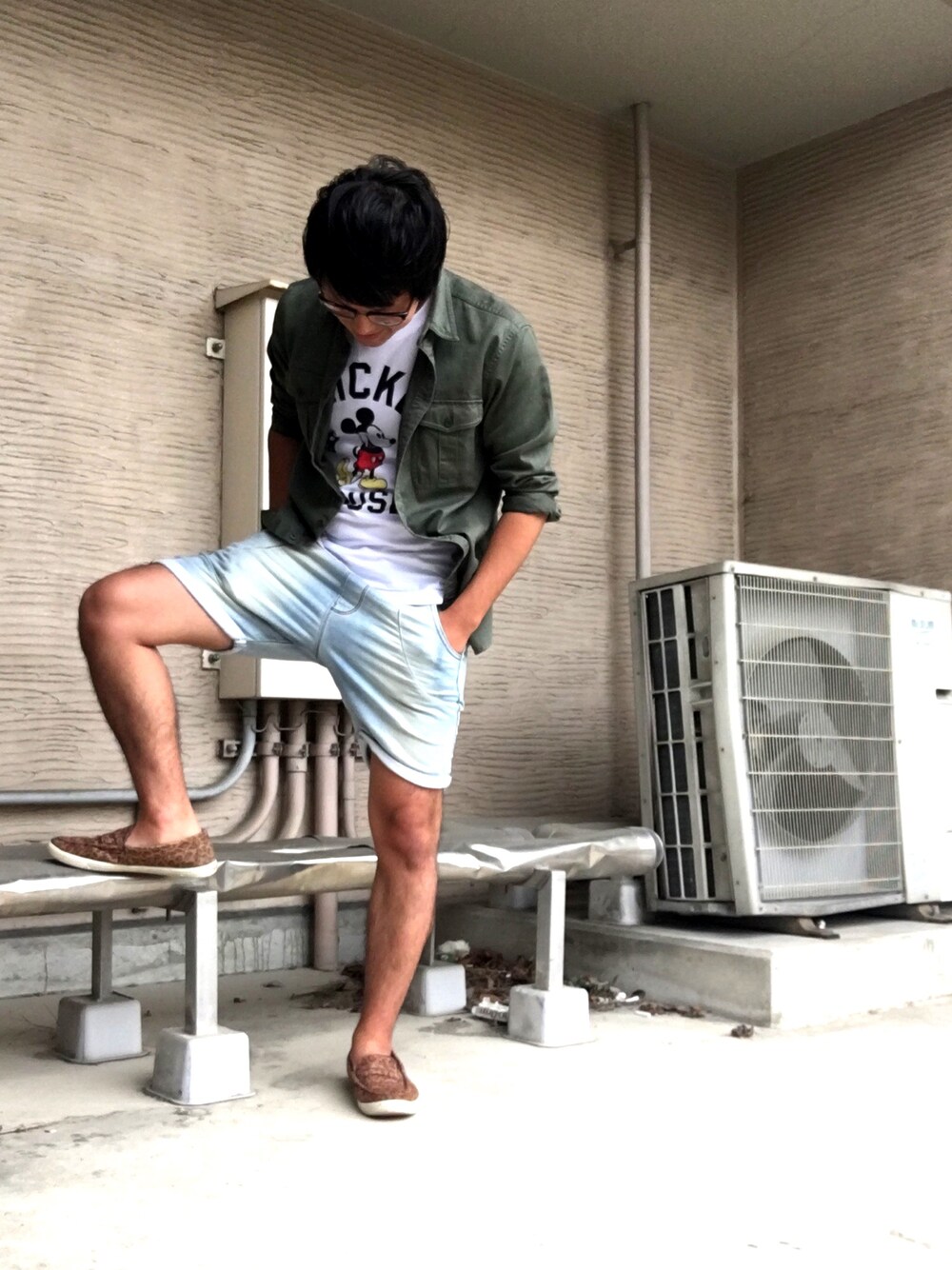「ZARA、UNIQLO、ペアルック、プチプラ、ショートパンツ、ひょう柄、夏コーデ、ダテメガネ、音楽で繋がる」｜「UNIQLOのアイテム（シャツ/ブラウス、グリーン系）」を使った、masAさん（メンズ・168cm）の夏コーディネートの1枚目の写真