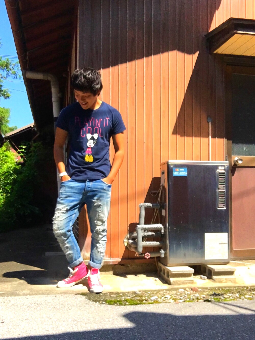 「オトナカジュアル、ダメージデニムパンツ、ダメージジーンズ、ユニクロ、GU、プチプラ、ZARA、ミッキー、ピンク」｜「UNIQLOのアイテム（Tシャツ/カットソー、ブルー系）」を使った、masAさん（メンズ・168cm）の夏コーディネートの1枚目の写真