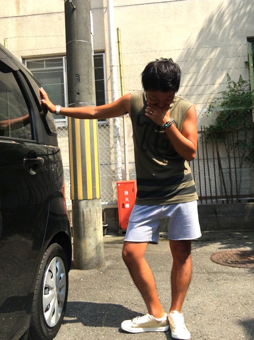 「ZARA、H&M、夏、リラックススタイル、ゴールド、カーキ、ノースリーブ、ショートパンツ」｜「H&M DIVIDEDのアイテム（タンクトップ、グリーン系）」を使った、masAさん（メンズ・168cm）の夏コーディネートの1枚目の写真