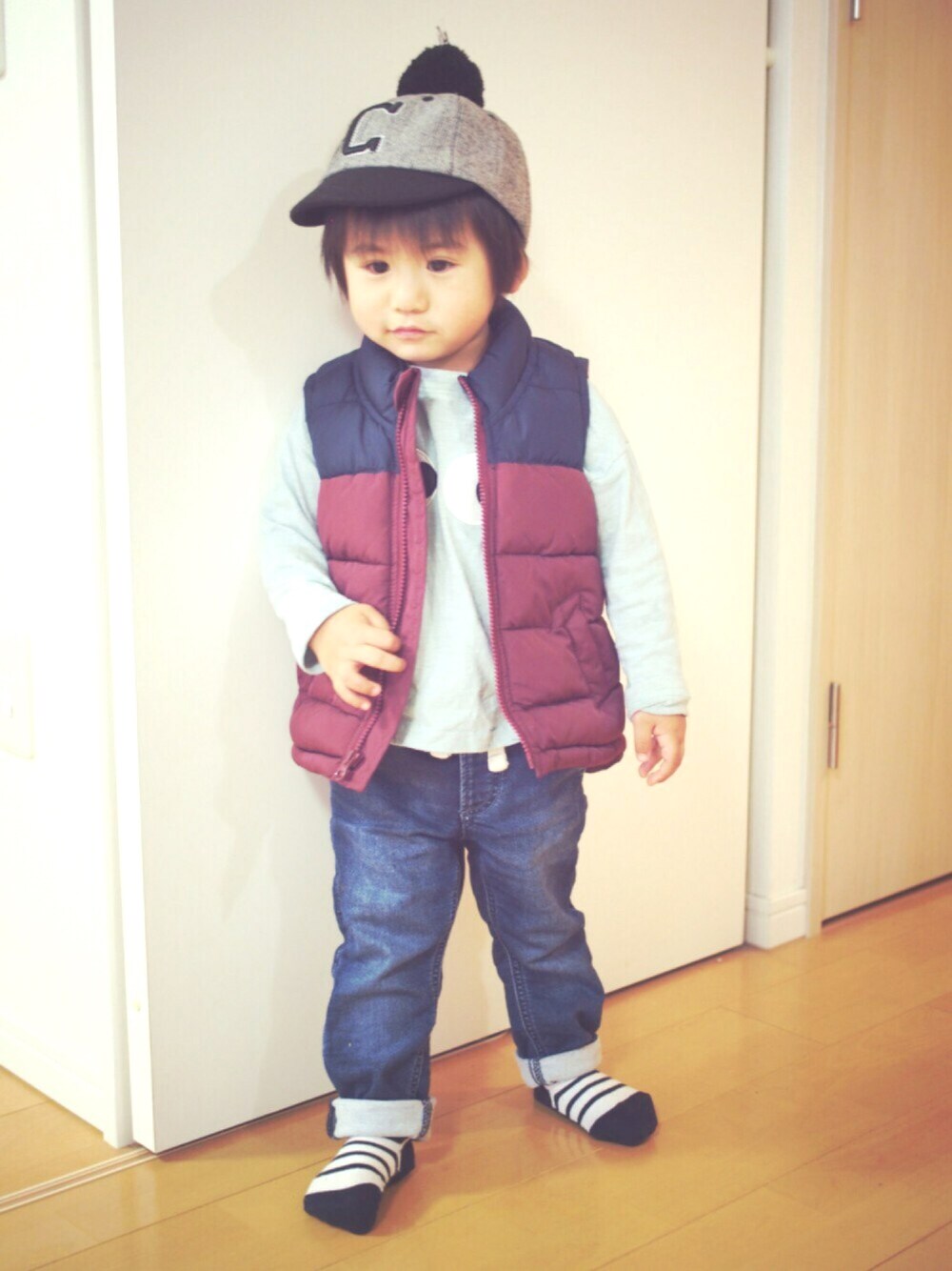 「kidsfashion、男の子、2歳、韓国子供服」｜「韓国子供服のアイテム（キャップ、グレー系）」を使った、sakuさん（キッズ・90cm）の秋コーディネートの1枚目の写真