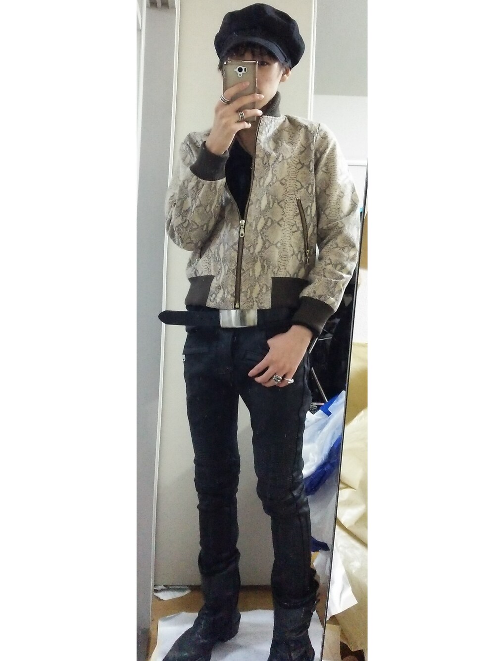 その他のデニムパンツ、シルバー系のリング、シルバー系のリングを着用したメンズの春コーディネートの1枚目の写真