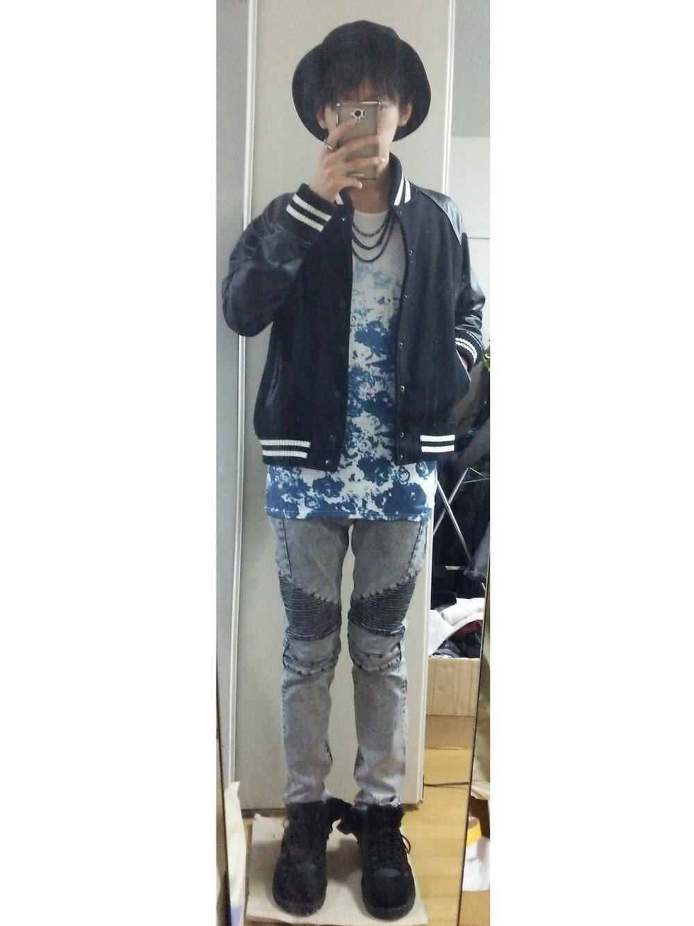 ブラック系のハット、その他のネックレスを着用したメンズの春コーディネートの1枚目の写真