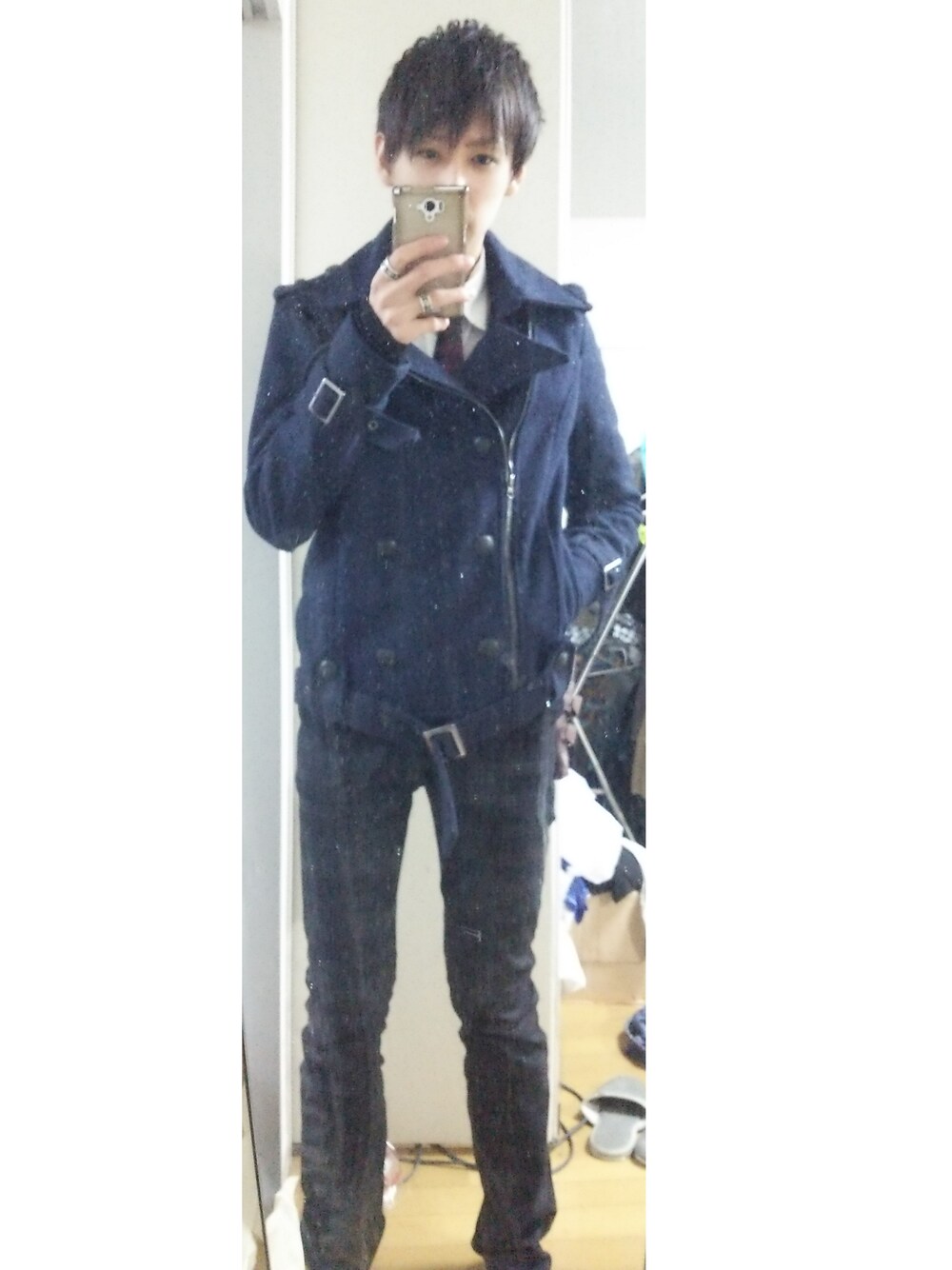 シルバー系のリングを着用したメンズの春コーディネートの1枚目の写真