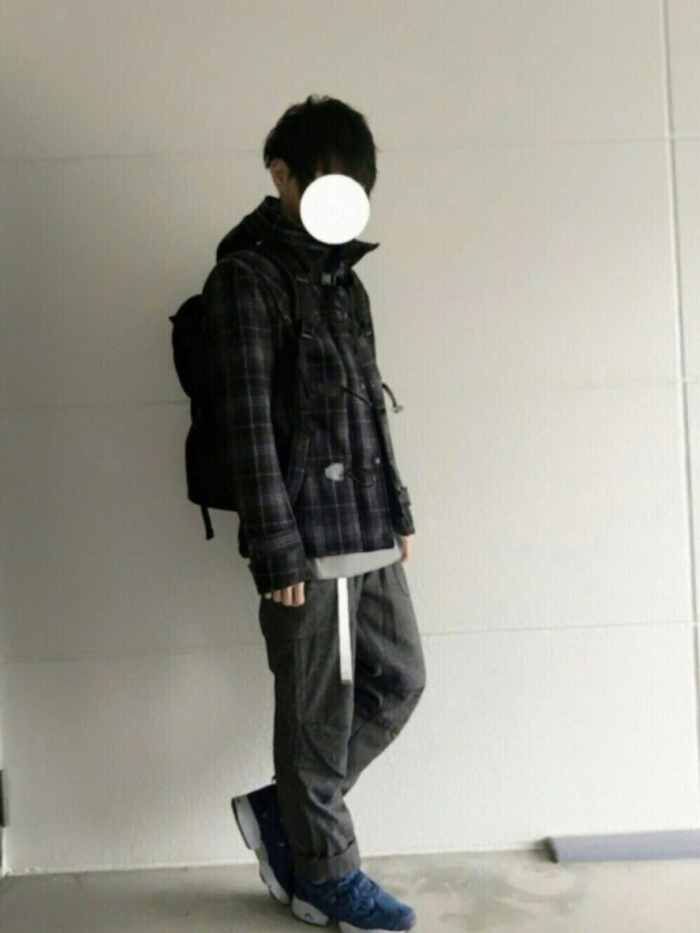 グレー系のその他パンツ、ブラック系のダッフルコート、ブルー系のスニーカーを着用したメンズの秋コーディネートの1枚目の写真