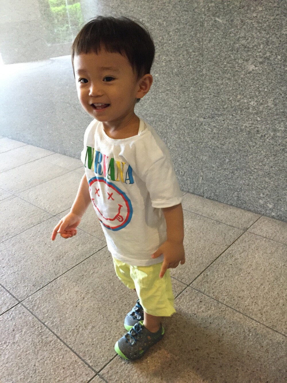 「男の子、前髪を切りすぎた、サンダル、1歳、1歳9ヶ月、keen」｜「ZARA KIDSのアイテム（Tシャツ/カットソー、ホワイト系）」を使った、ponta2014さん（キッズ・80cm）の夏コーディネートの1枚目の写真
