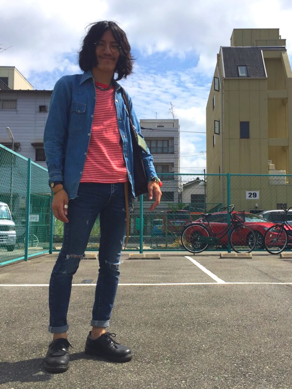 ブルー系のシャツ/ブラウス、ブルー系のデニムパンツ、ベージュ系のアナログ腕時計を着用したメンズの秋コーディネートの1枚目の写真