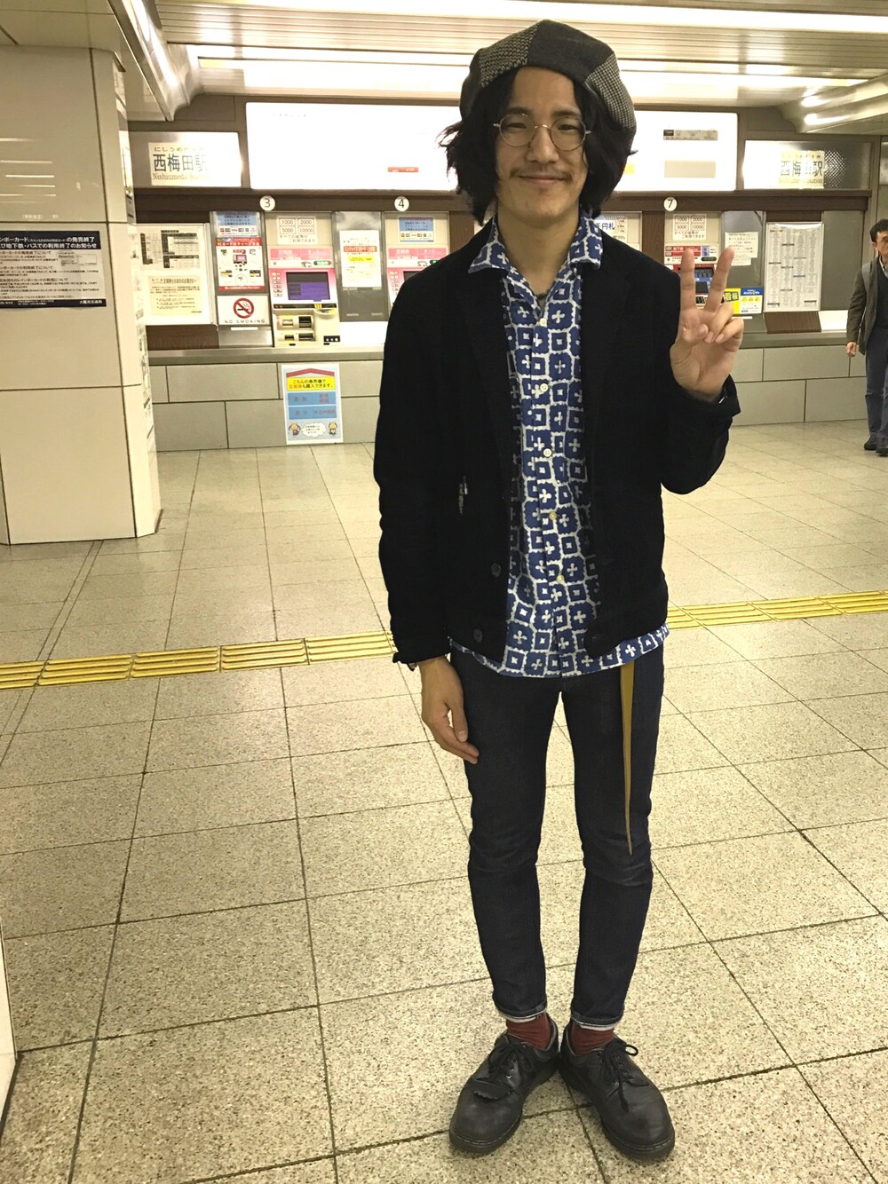 ブルー系のシャツ/ブラウス、ブラック系のテーラードジャケット、ブルー系のデニムパンツを着用したメンズの秋コーディネートの1枚目の写真