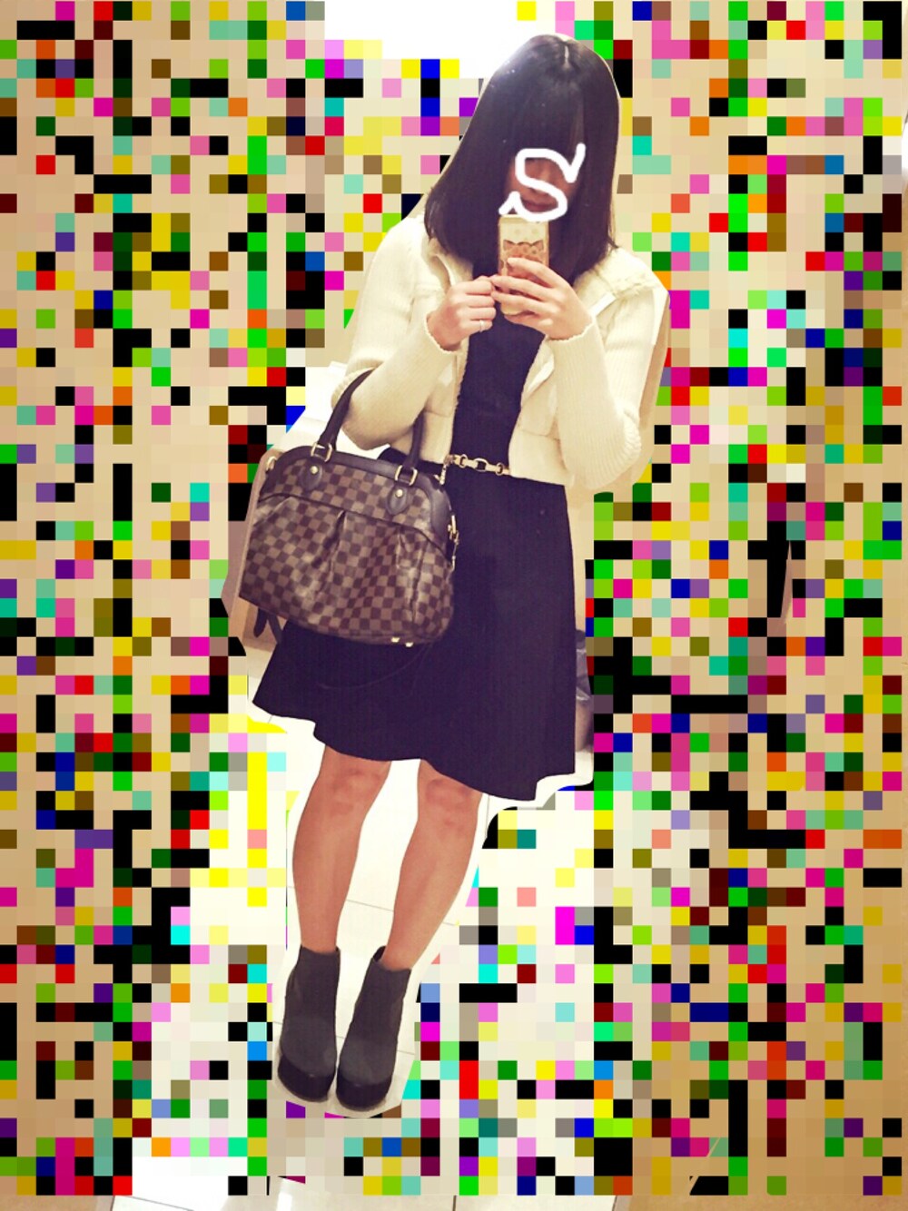 ブラック系のワンピース、ベージュ系のブルゾン、グレー系のブーツを着用したレディースの秋コーディネートの1枚目の写真