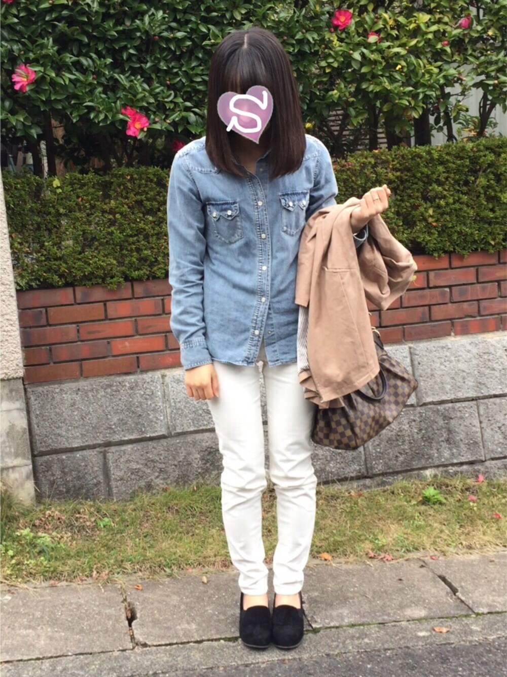 ブルー系のシャツ/ブラウス、ホワイト系のその他パンツ、ブラック系のブーティを着用したレディースの秋コーディネートの1枚目の写真