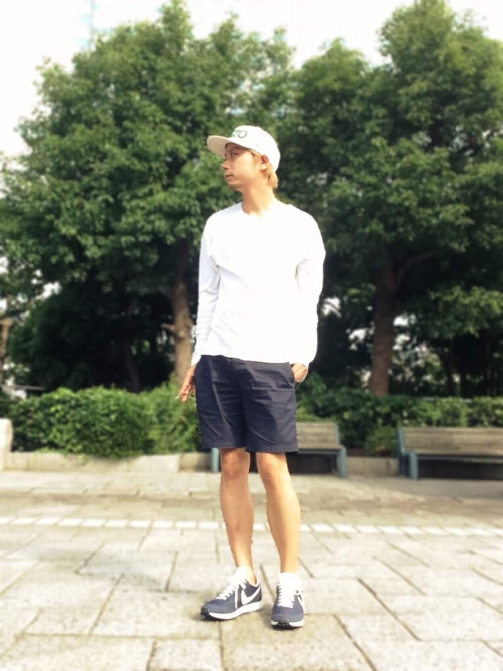 ホワイト系のTシャツ/カットソー、ブルー系のスニーカー、ホワイト系のキャップを着用したメンズの夏コーディネートの1枚目の写真