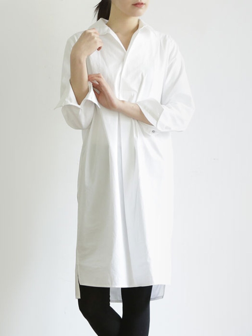 「シャツワンピース、ロングシャツ、fashion、チュニック、シャツワンピ、simple、かわいい、デイリーカジュアル、プラウ」｜「シャツワンピ（シャツワンピース、ブラック系）」を使った、sakikoさん（レディース・165cm）の冬コーディネートの1枚目の写真