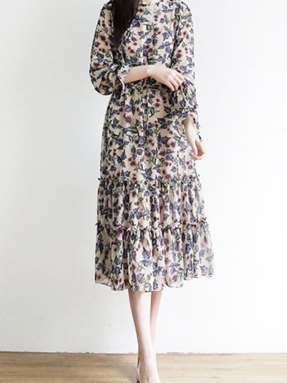 ブラック系のワンピースを着用したレディースの春コーディネートの1枚目の写真