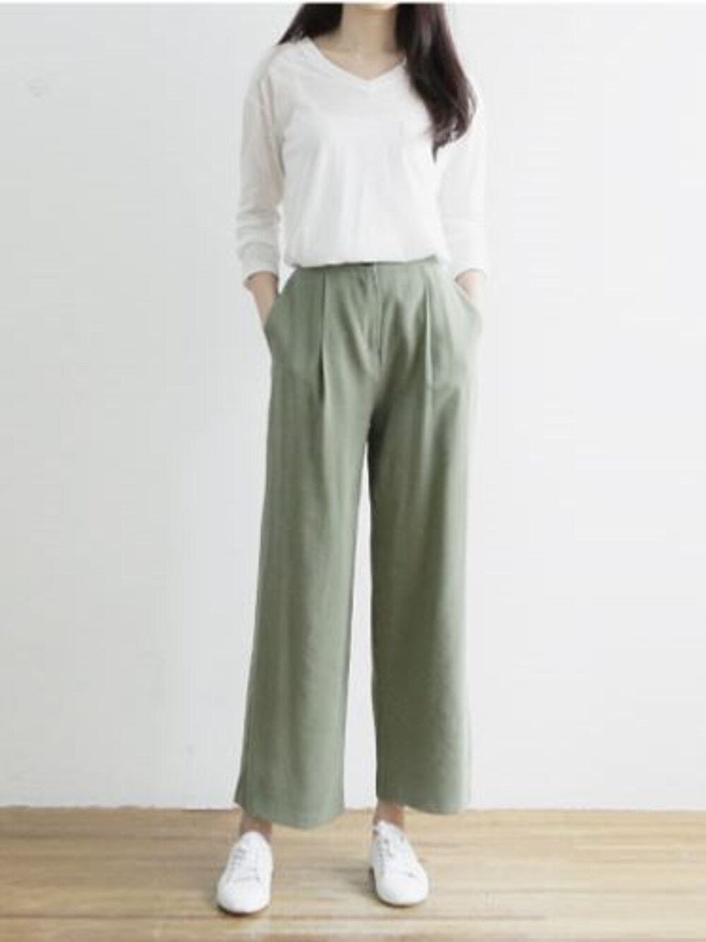 ブラウン系のスラックスを着用したレディースの春コーディネートの1枚目の写真